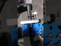 A mão opera a máquina de corte manual de borracha da máquina de corte 51HMS da mangueira da camada